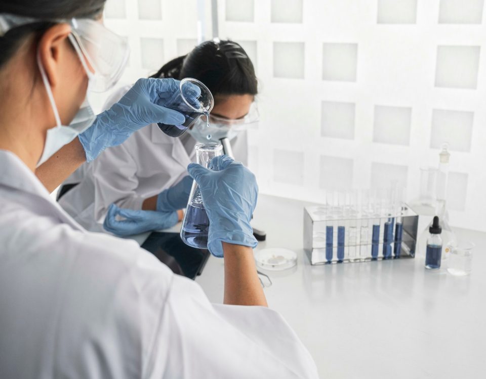 Profissionais em laborat&oacute;rio cl&iacute;nico